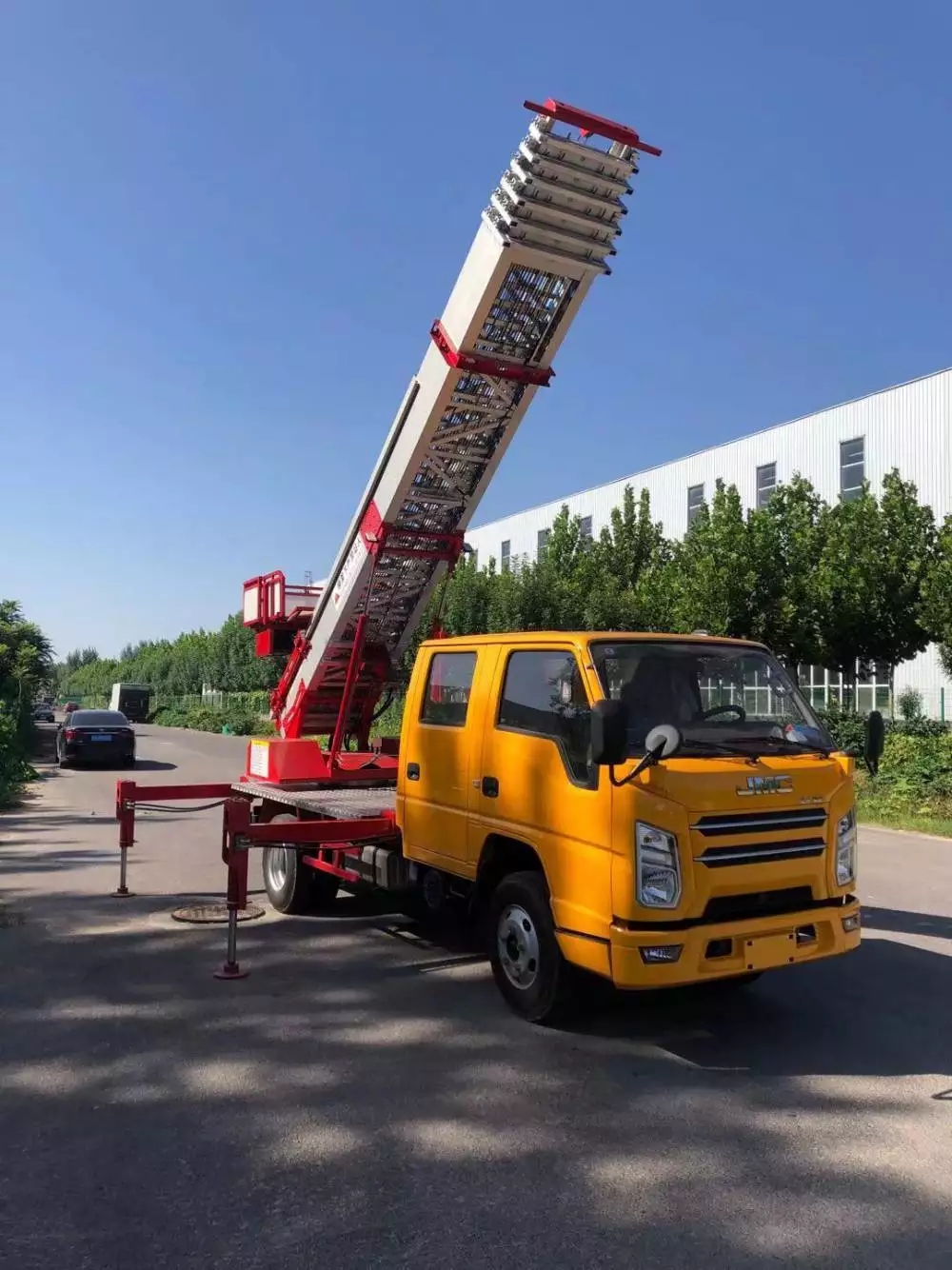 孝南附近的云梯车出租服务：轻松解决高空作业需求