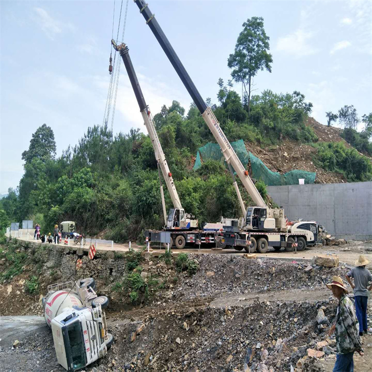 孝南汽车掉沟里叫吊车救援要多少钱